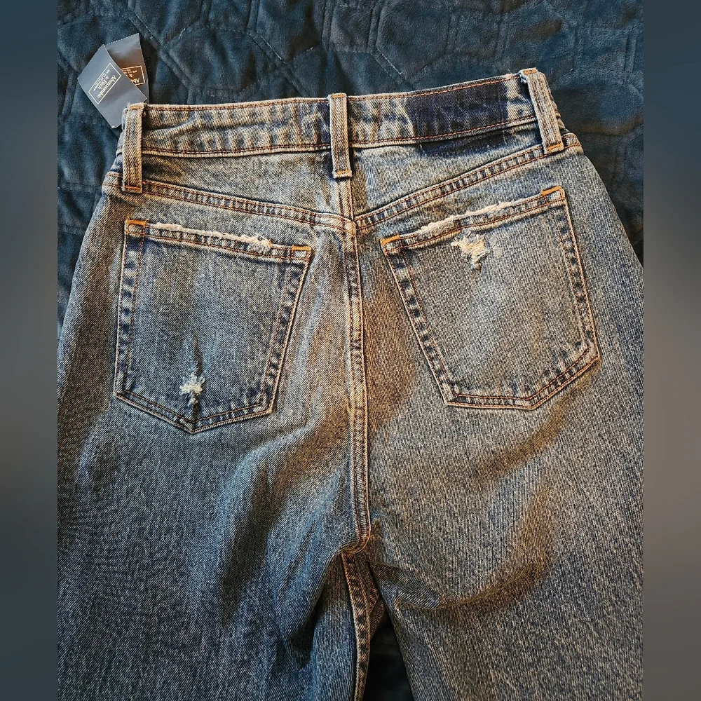 NWT A&F Curve Love 25 Short Distressed High Waisted The Mom Jean - Picture 3 of 6